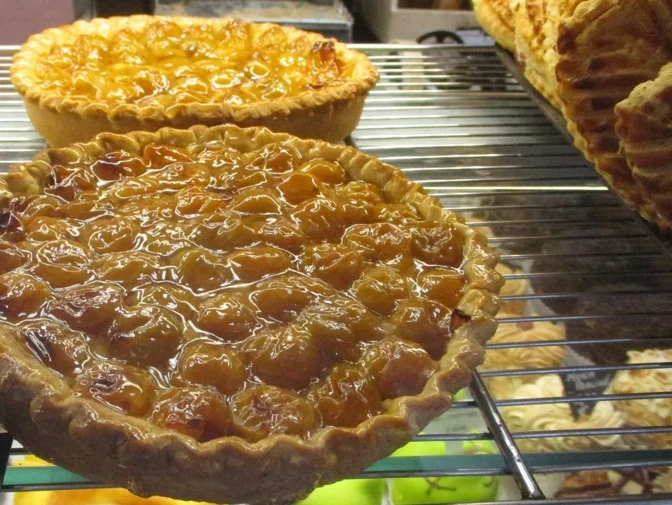 Tartes aux mirabelles de Lorraine en vitrine de pâtisserie, fruits entiers caramélisés
