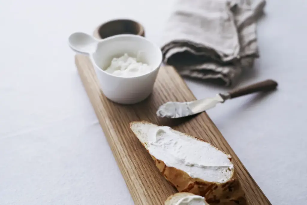 Fromage à croûte lavée sur une planche