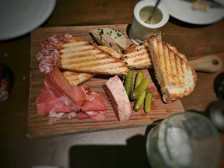Planche de charcuteries : saucisson sec, pâté, rillettes et cornichons