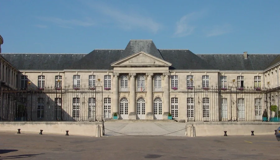 Façade du château Stanislas de Commercy, dans la Meuse